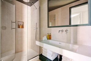 Douche, sèche-cheveux, serviettes fournies