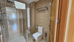 Dusche, Haartrockner, Handtücher