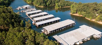 Mountain Harbor Resort Condo 2Bed 2Bath. Large Screen Deck. Oaklawn 30 minutes.