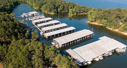 Mountain Harbor Resort Condo 2Bed 2Bath. Large Screen Deck. Oaklawn 30 minutes.