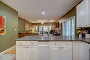 Interior - Mountain Harbor Resort Condo 2Bed 2Bath. Large Screen Deck. 2 Min. walk to Pool (Mount Ida)