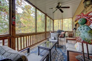 Interior - Mountain Harbor Resort Condo 2Bed 2Bath. Large Screen Deck. 2 Min. walk to Pool (Mount Ida)