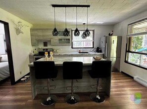 Réfrigérateur, four à micro-ondes, un four, surface de cuisson