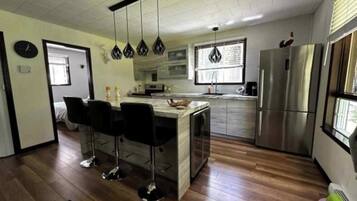 Geladeira, micro-ondas, fogĂŁo, cooktop