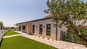 A modern two-story house with a paved driveway, a well-maintained lawn, and a tree. - Villa Evita Zadarvillas (Škabrnja)