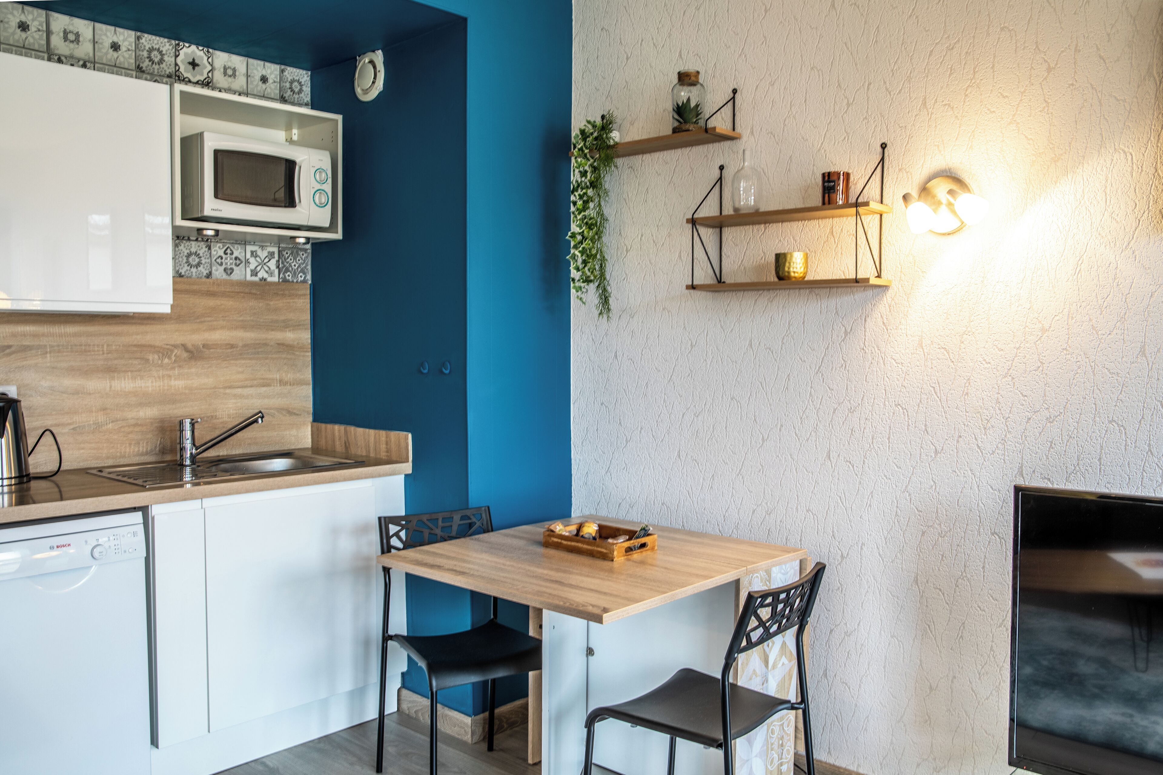 Een koelkast, een microgolfoven, een kookplaat, een vaatwasser