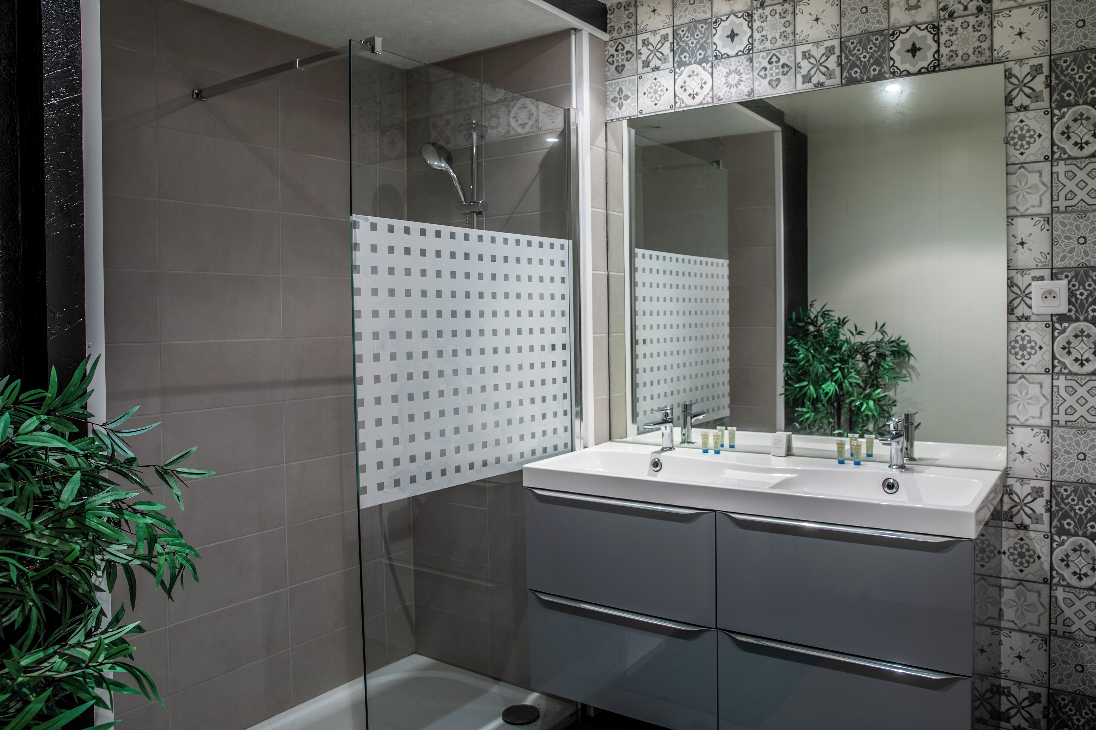 Secadora de cabello, toallas, jabón, papel de baño 