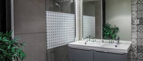 SĂšche-cheveux, serviettes fournies, savon, papier toilette
