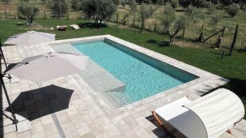 Una piscina al aire libre de temporada
