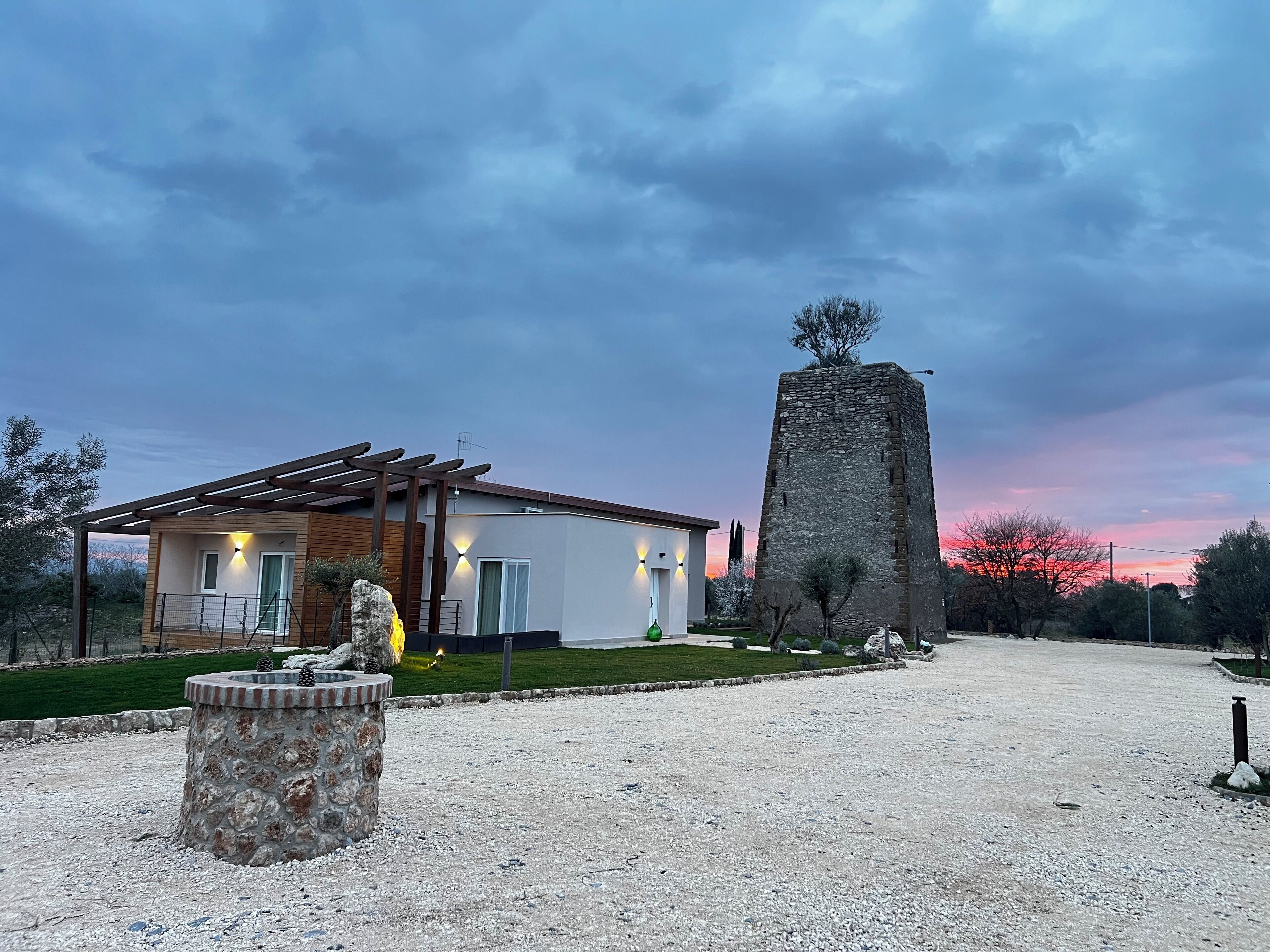 Stórt einbýlishús - útsýni yfir sundlaug | Skrifborð, vinnuaðstaða fyrir fartölvur, ókeypis þráðlaus nettenging