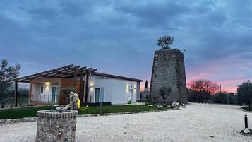 Stórt einbýlishús - útsýni yfir sundlaug | Skrifborð, vinnuaðstaða fyrir fartölvur, ókeypis þráðlaus nettenging