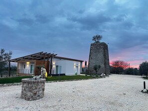 Superior Villa, Pool View | Desk, laptop workspace, free WiFi