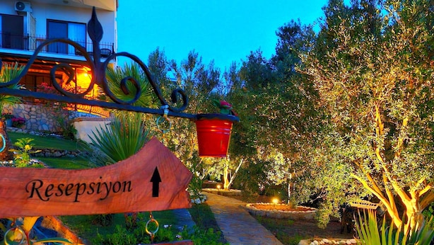 A pathway leading to a building with a sign indicating 'Resepsiyon' and 'Sigluman'. - Loca Hill (Marmaris)