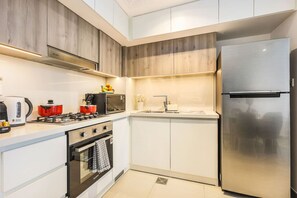 Een koelkast, een microgolfoven, een oven, een kookplaat