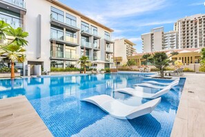 Pool - Stylish Studio Near Miracle Garden | Luxury Amenities & Style (Dubai)