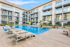 Pool - Stylish Studio Near Miracle Garden | Luxury Amenities & Style (Dubai)