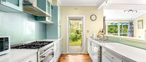 Frigorífico, microondas, horno y placa de cocina