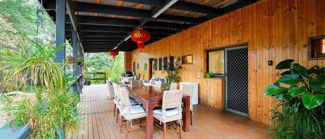 تناول الطعام بالخارج