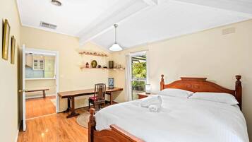 5 bedrooms, WiFi, bed sheets