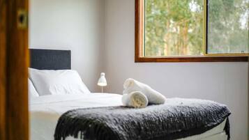 1 bedroom, bed sheets