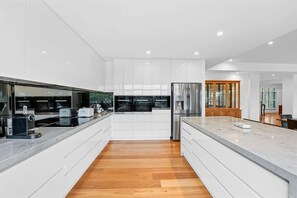 Een koelkast, een microgolfoven, een oven, een kookplaat