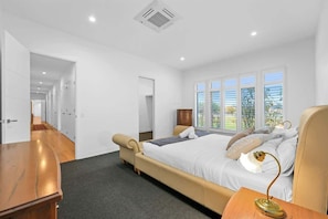 4 bedrooms, bed sheets