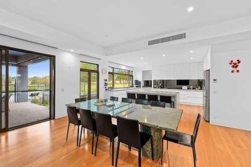 Serene Coastal Retreat in Hastings w pool