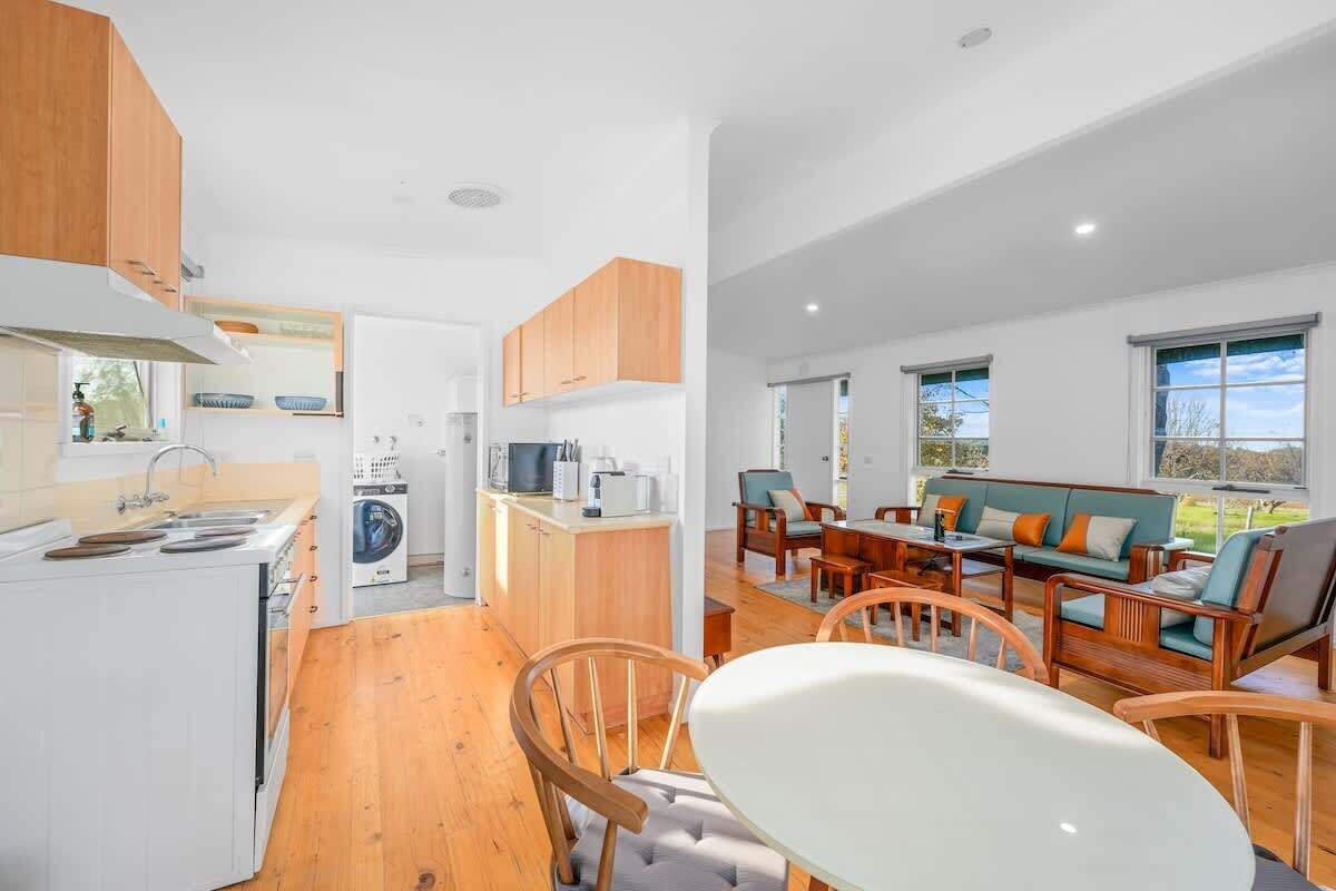 冷蔵庫、電子レンジ、オーブン、コンロ