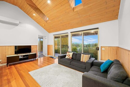 Cozy 2BR Cottage Near Beach & Village Shops