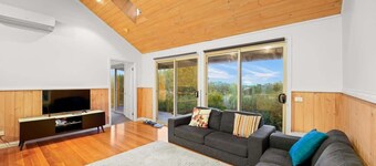 Cozy 2BR Cottage Near Beach & Village Shops