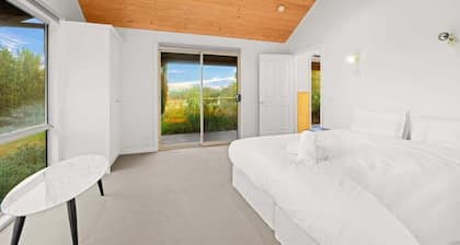 Cozy 2BR Cottage Near Beach & Village Shops