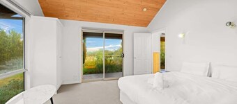 Cozy 2BR Cottage Near Beach & Village Shops