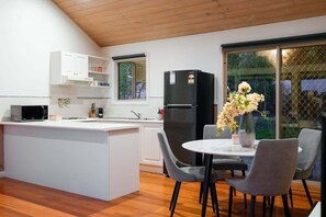 Frigorífico, microondas, horno y placa de cocina