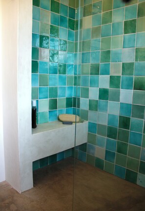 Douche, sĂšche-cheveux, serviettes fournies, savon