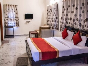 1 habitación, tabla de planchar con plancha y ropa de cama 