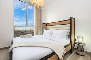 1 slaapkamer, een bureau, een strijkplank/strijkijzer, reisbedje