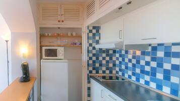 Een koelkast, een magnetron, een koffiezetapparaat/waterkoker