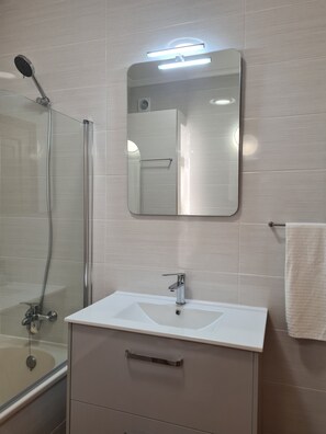 Douche, sèche-cheveux, bidet, serviettes fournies