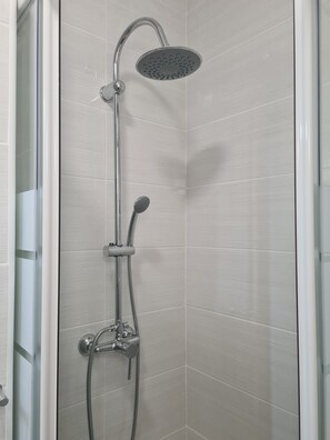 Douche, sèche-cheveux, bidet, serviettes fournies