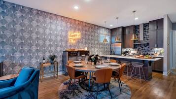 4 bedrooms, desk, Internet