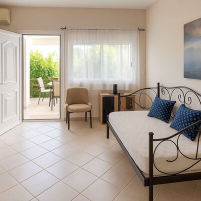 Stella Peaceful Beach Getaway 100m to Shore