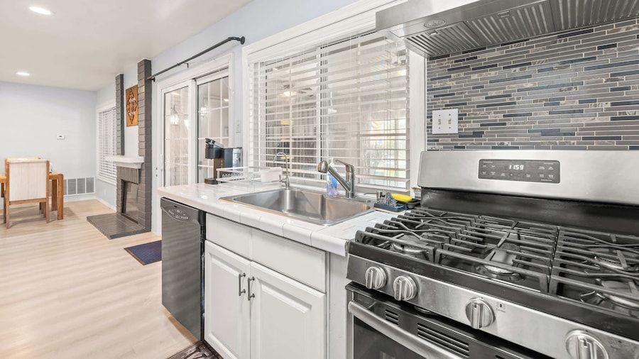 Perfect Family Getaway w Garden Near ONT Airport
