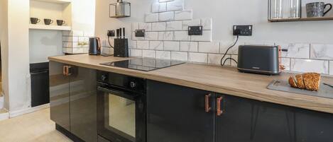 Batterie de cuisine, vaisselle et ustensiles