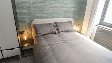 2 kamar tidur dan didekorasi berbeda-beda