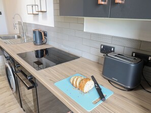 Cookware/dishes/utensils - Myrtle Loft (Keighley)