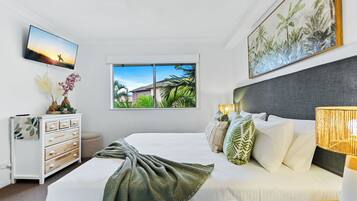 2 bedrooms, desk, iron/ironing board, travel crib