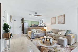 Fernseher, Videospiele, Bücher, Arbeitsbereiche