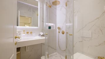 Executive-Apartment | Badezimmer | Dusche, Regendusche, Haartrockner, Bidet