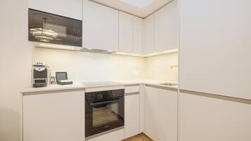 Executive-huoneisto | Yksityinen keittiö | Mikroaaltouuni, liesi, astianpesukone, vedenkeitin