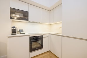 Appartement Exécutif | Cuisine privée | Micro-ondes, plaque de cuisson, lave-vaisselle, bouilloire électrique